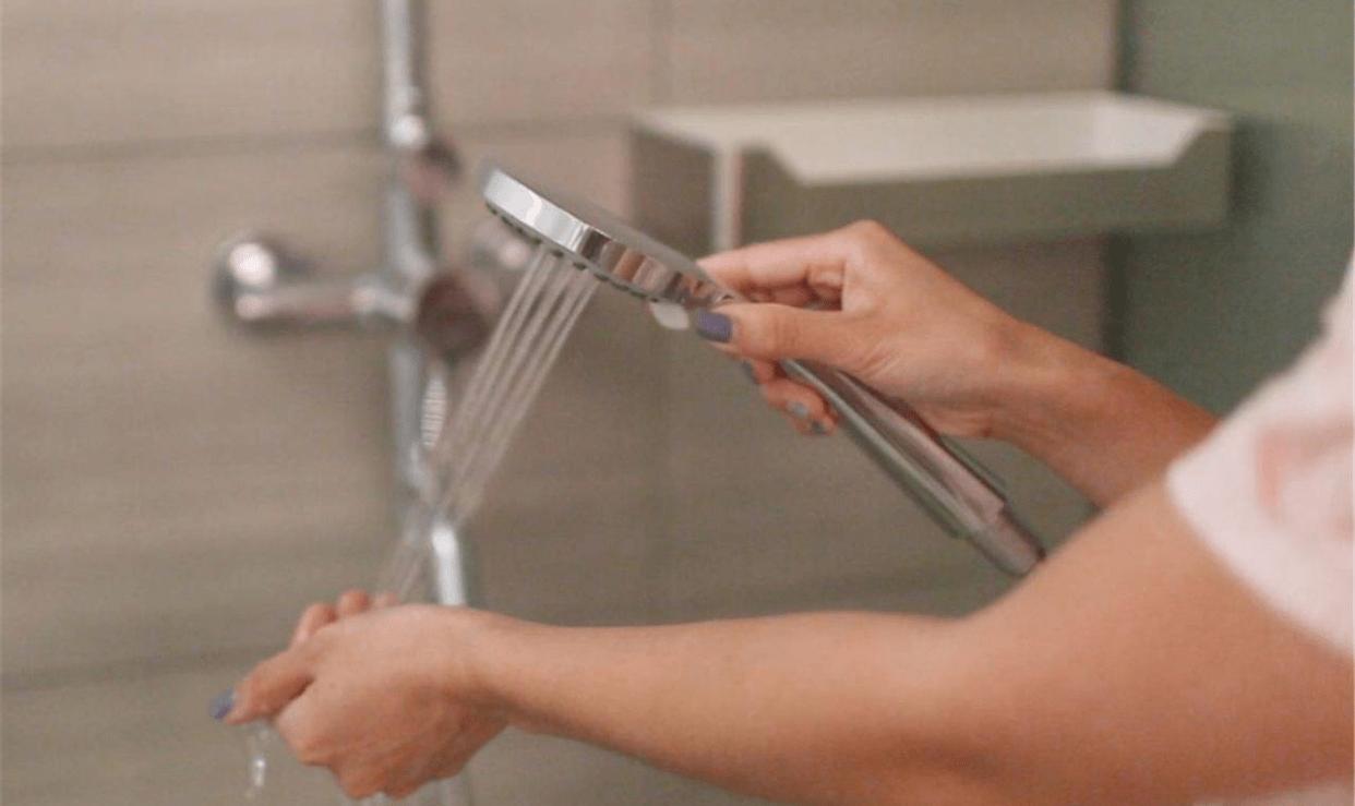 冬季皮肤皮屑满天飞,冬天来了皮肤干燥脱衣服有皮屑