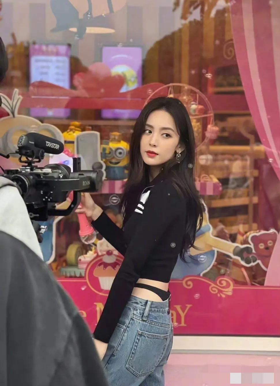 娜扎牛仔裤引争议,娜扎黑色破洞裤