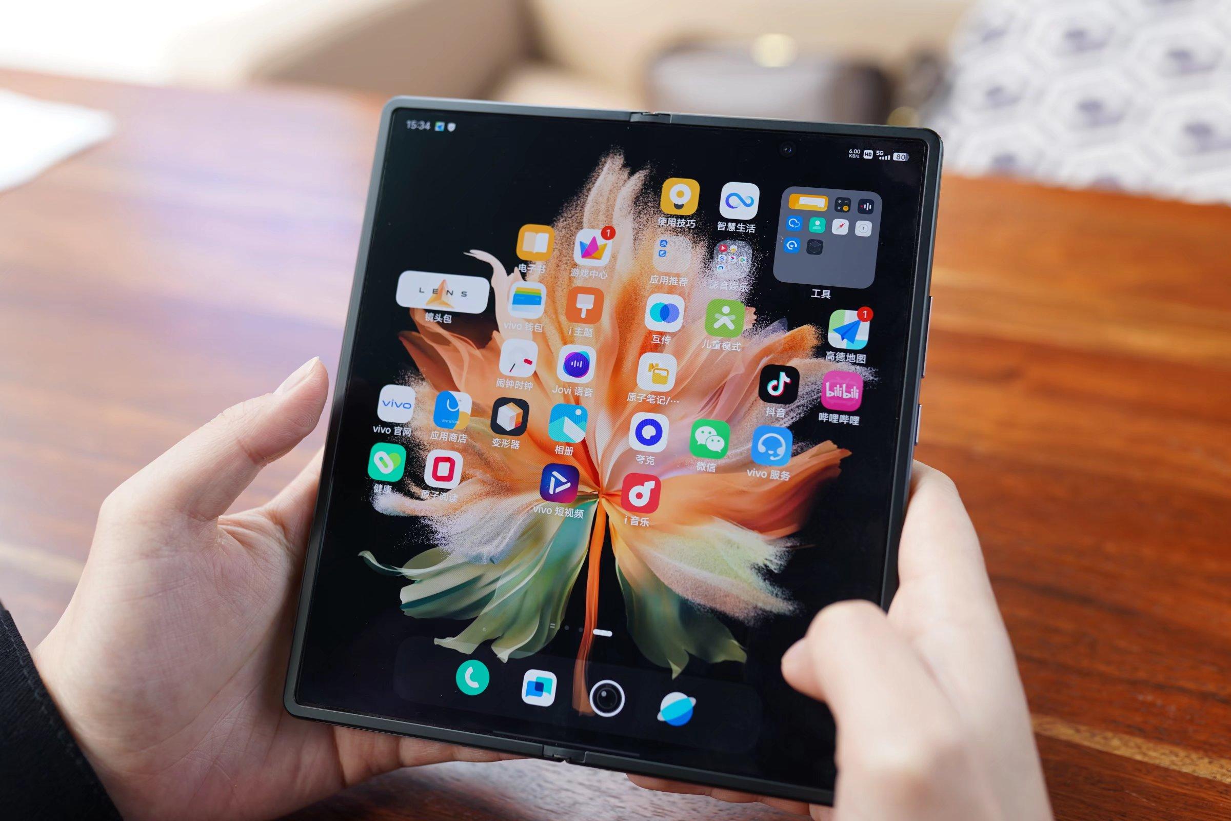 vivoXFold民间评测：8999起售，发布最晚折叠屏，能超越友商吗？