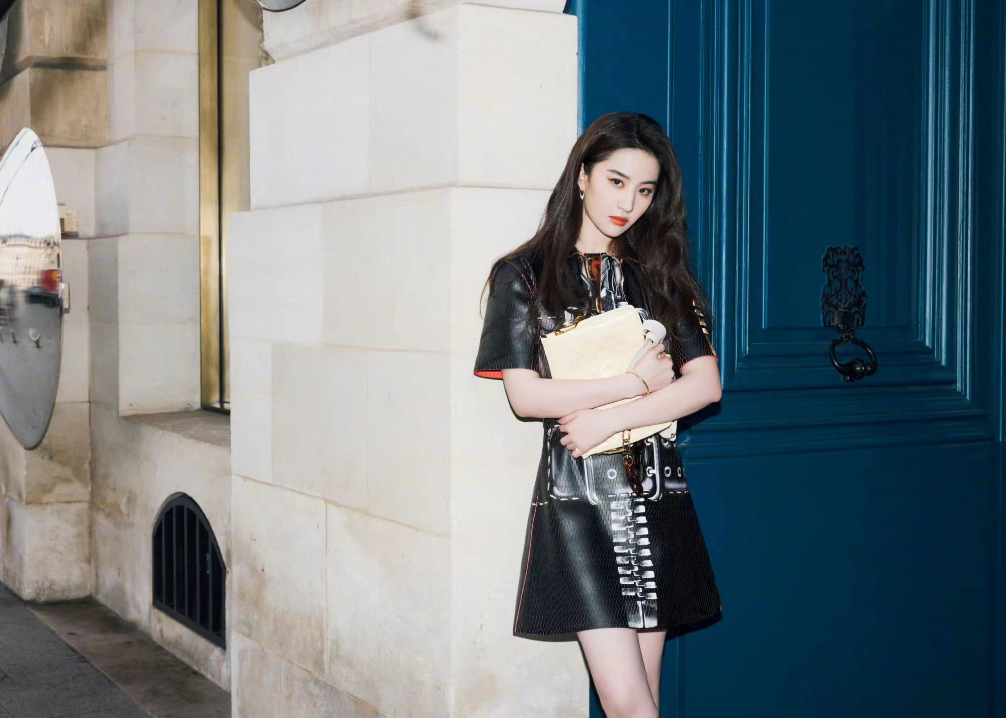 LV太不给面子！刘亦菲看秀位置偏周冬雨都找不到人，却独宠赞达亚