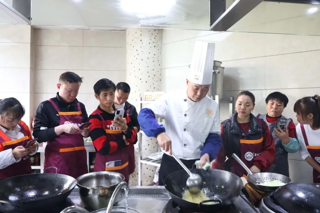 学习特色小吃项目，小投资，高回报！自己创业当老板