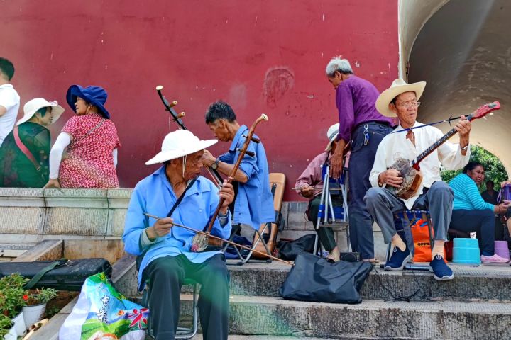 这座好吃好玩好住的云南小城，我劝你一定早点去