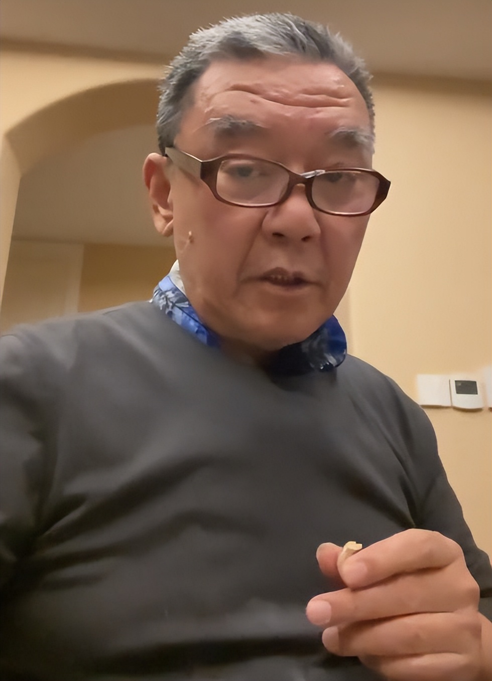 李立群抽3块钱的大前门,李立群抽的大前门香烟多少钱