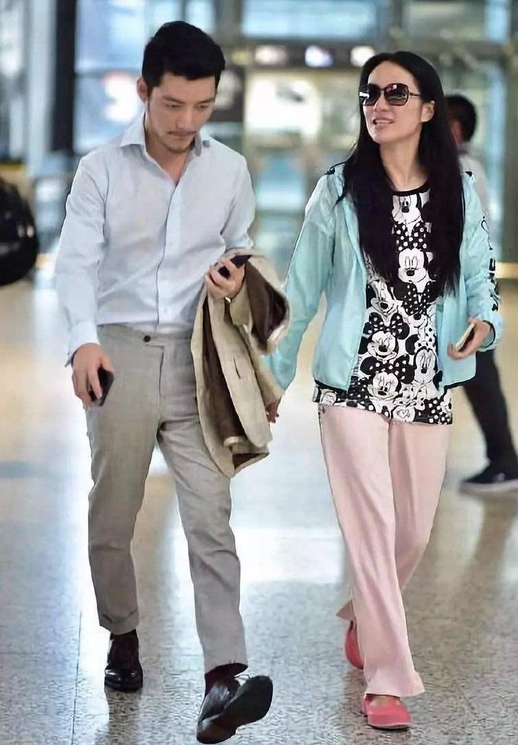 助理伺候明星捏脚,助理伺候明星跪下打伞