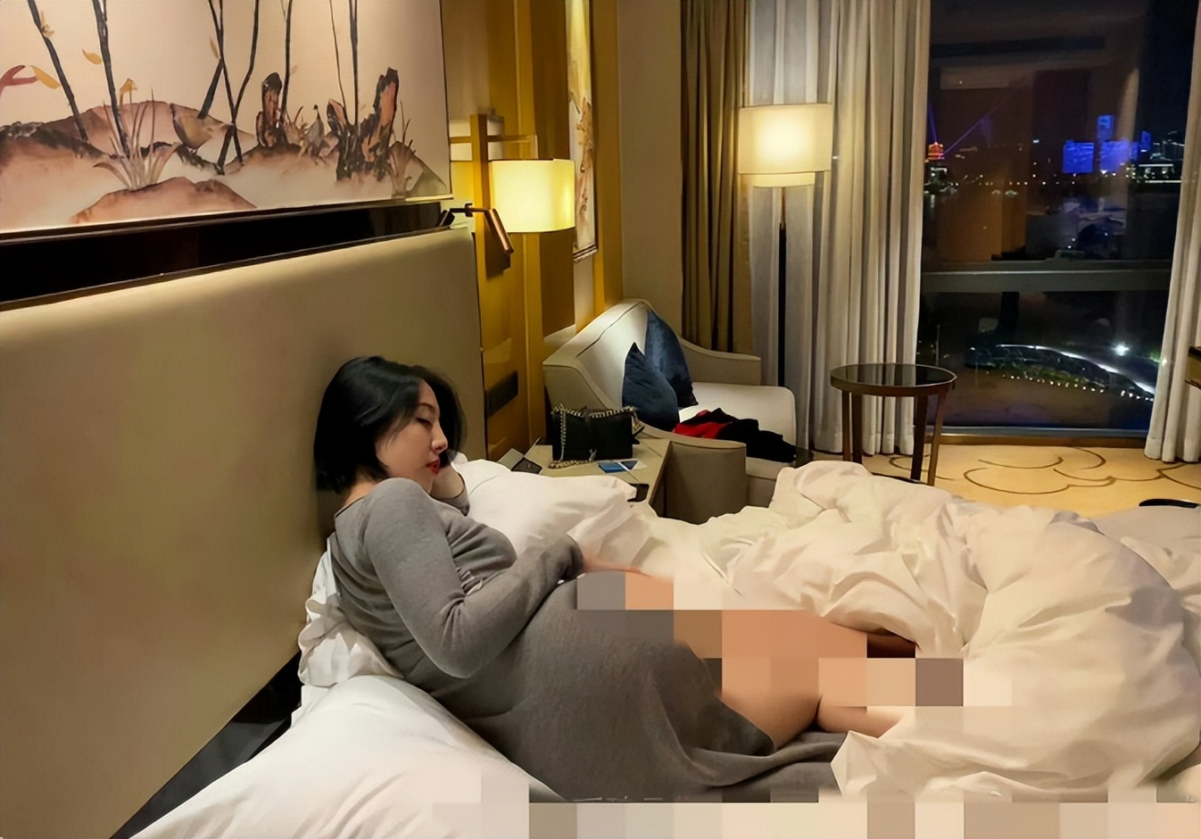 无官不色？董事长牵手美女亲密漫步惹怒了谁？酸葡萄心理在作怪！