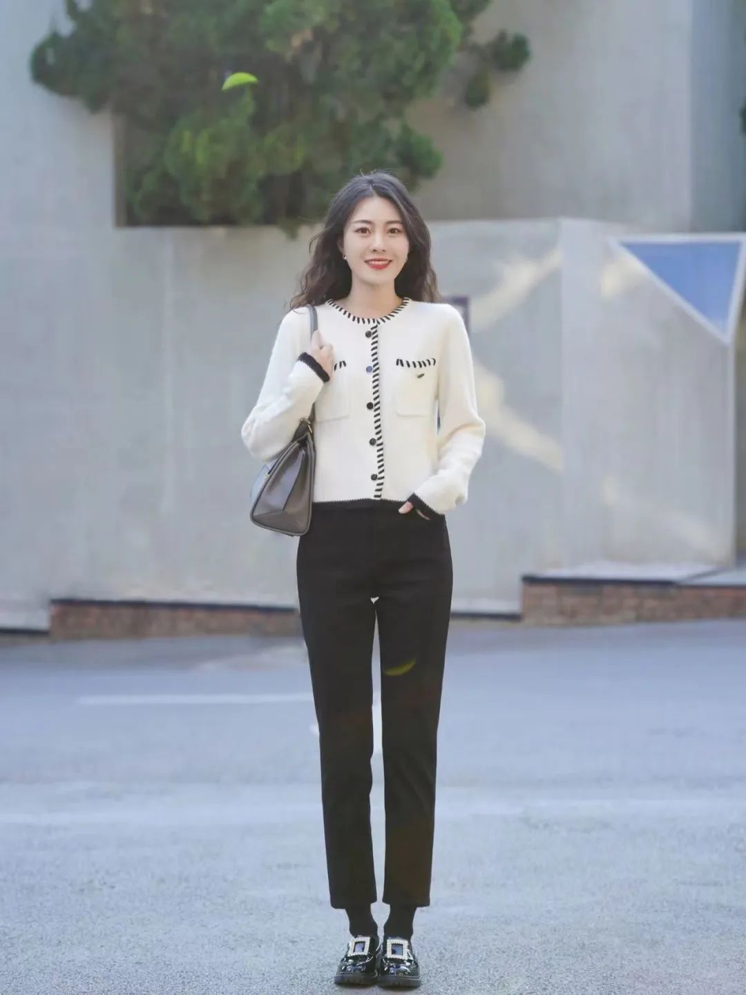 黑裤子极简穿搭高级又有范儿,黑裤子的搭配秋天