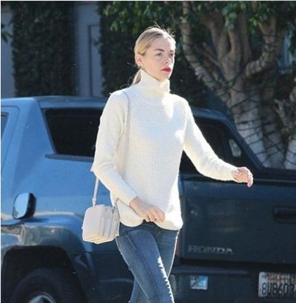 白色毛衣怎么搭配好看呢,白色羊绒毛衣发黄怎么洗白