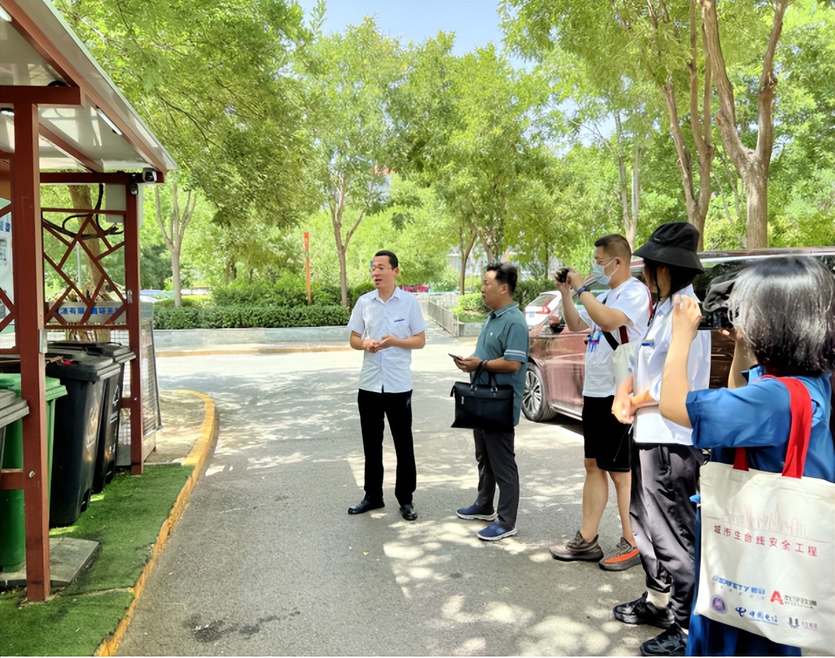建筑杂志社青年理论学习小组实地调研北京观景园小区垃圾分类情况