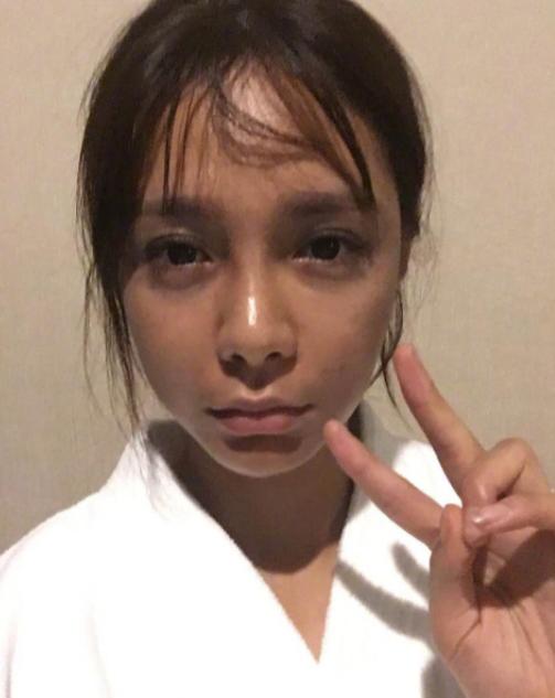 从小黑妞到“白灯泡”，吃美白药、猪蹄敷脸、全身涂粉…女星真难