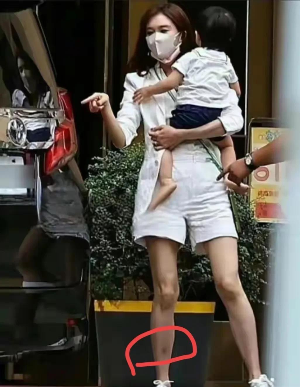 林志玲一家三口露脸照首曝光,林志玲生完孩子后首次公开露面