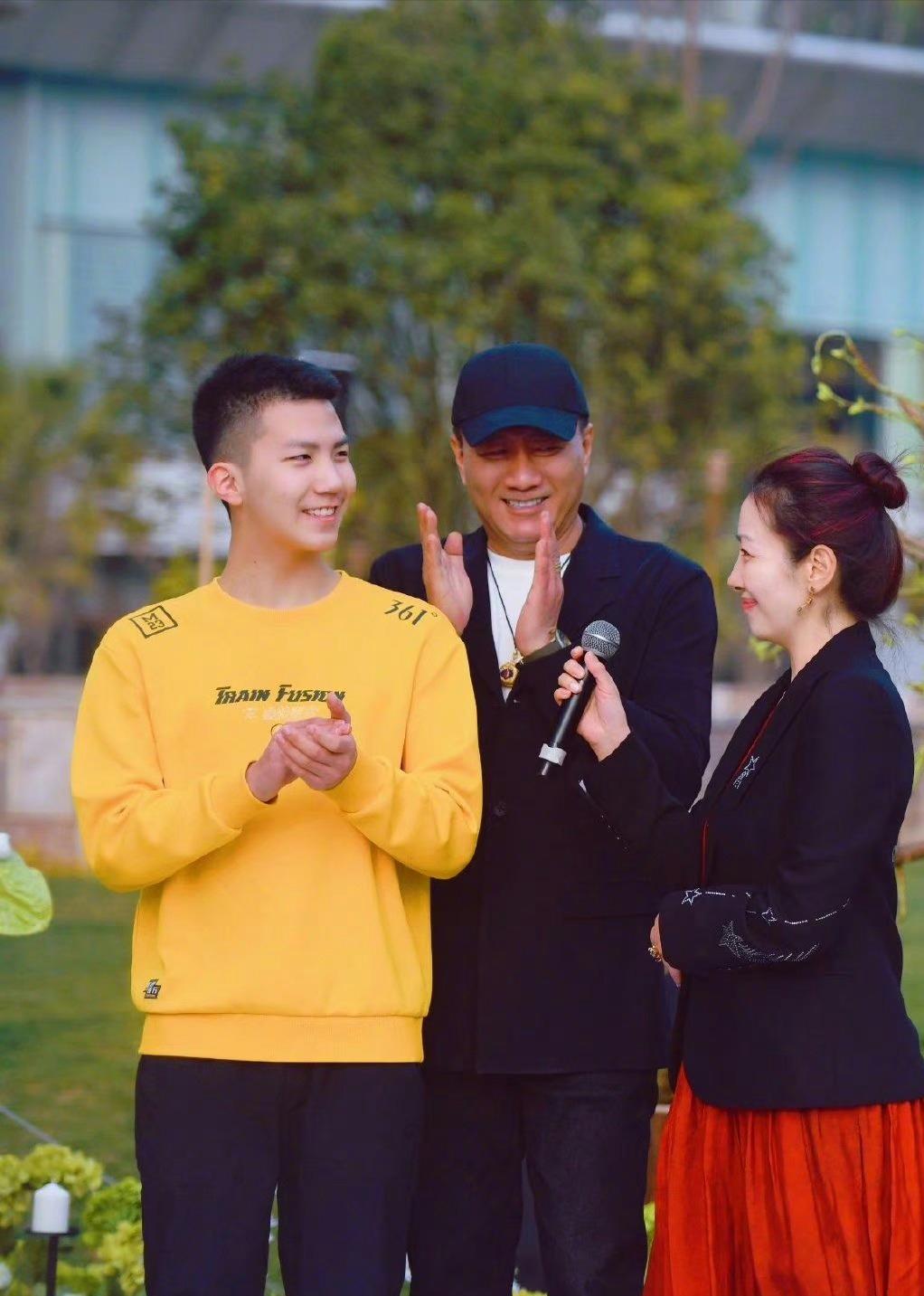 胡军妻子晒10岁儿子康康近照,胡军晒儿子康康近照图文