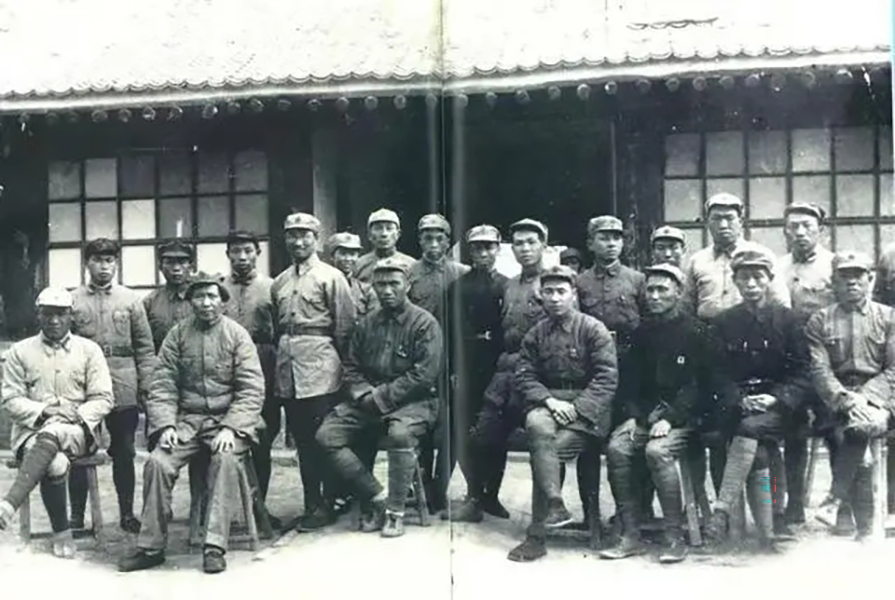 毛主席开会没烟了，看邓华口袋鼓鼓的，问：你的白金龙还有没有？