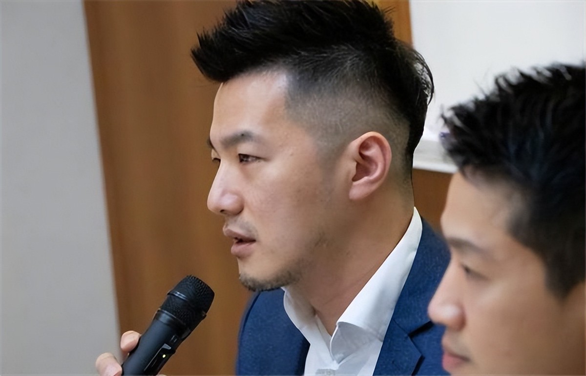 *独台**双面人何志伟的历史，父母是绿营*官高**，在大陆开银行狂吸金