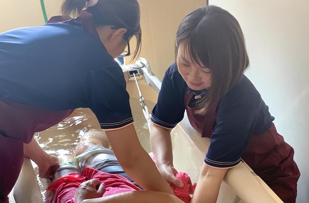入户助浴师,失能老人享受免费助浴