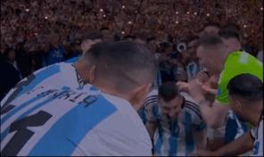 梅西夺冠后亲吻妻子,梅西夺冠亲吻爱妻