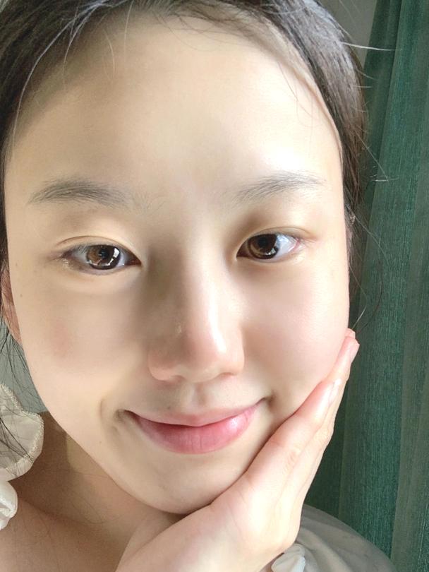 涂粉底液时怎样才能不起皮,涂粉底液正确方法不卡粉