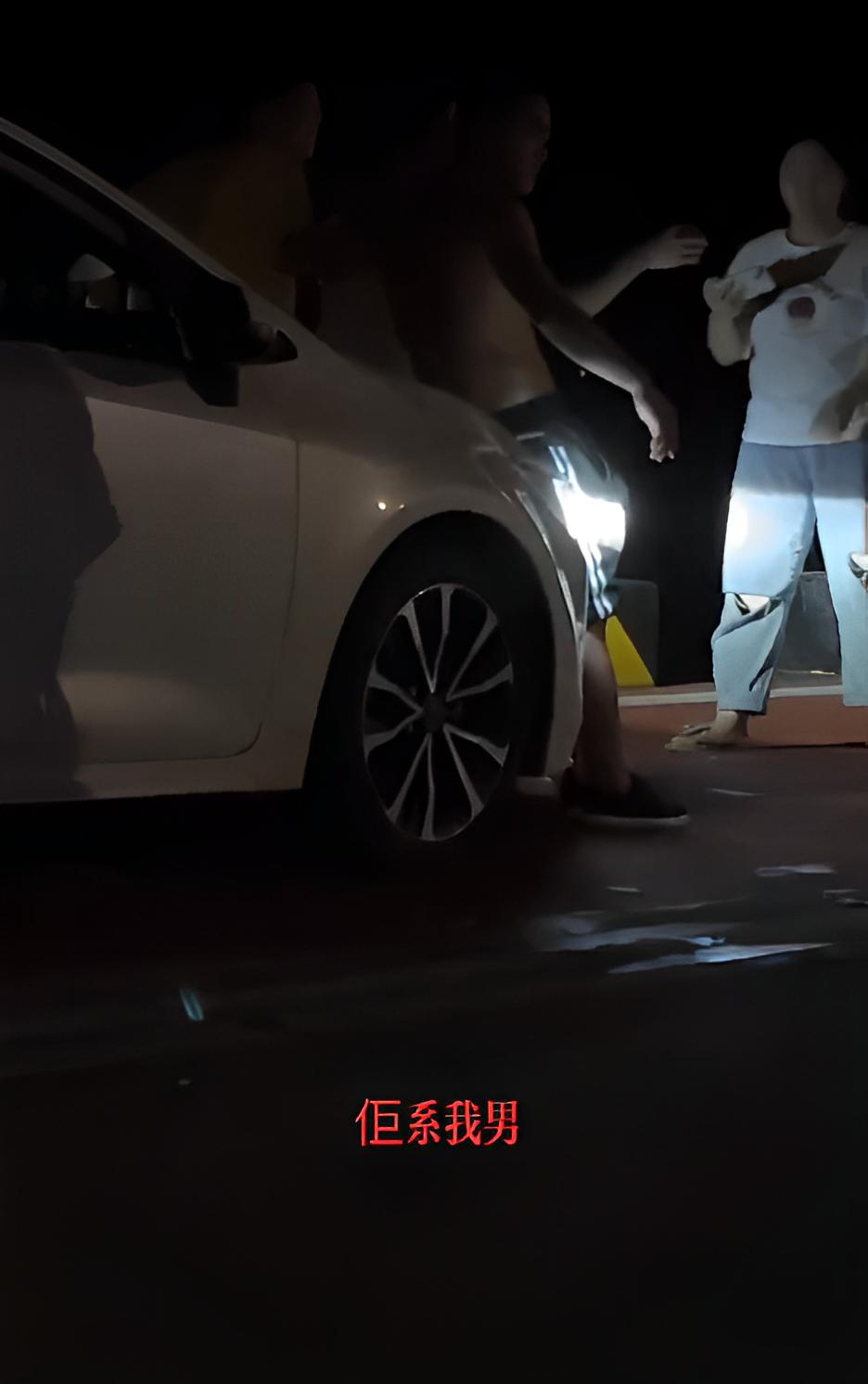 两女子为争男友大打出手韩剧,两女子为争抢男友决斗