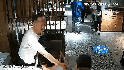 昔日好友反目成仇大打出手,昔日好友反目杀害父母