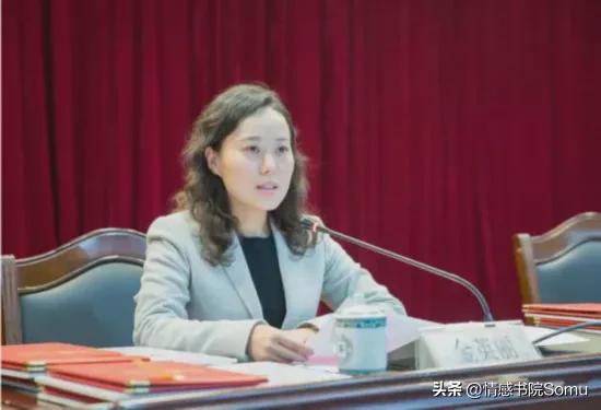 女贪官金英丽，抛弃男友，邂逅两位富商和男宠，最终被打回原形。