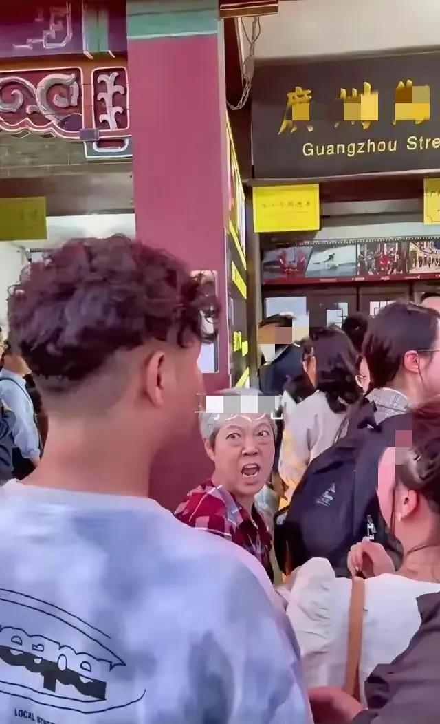 插队婆孙的最优解！做网红直播道歉,警告网友头像成车贴涉嫌违法