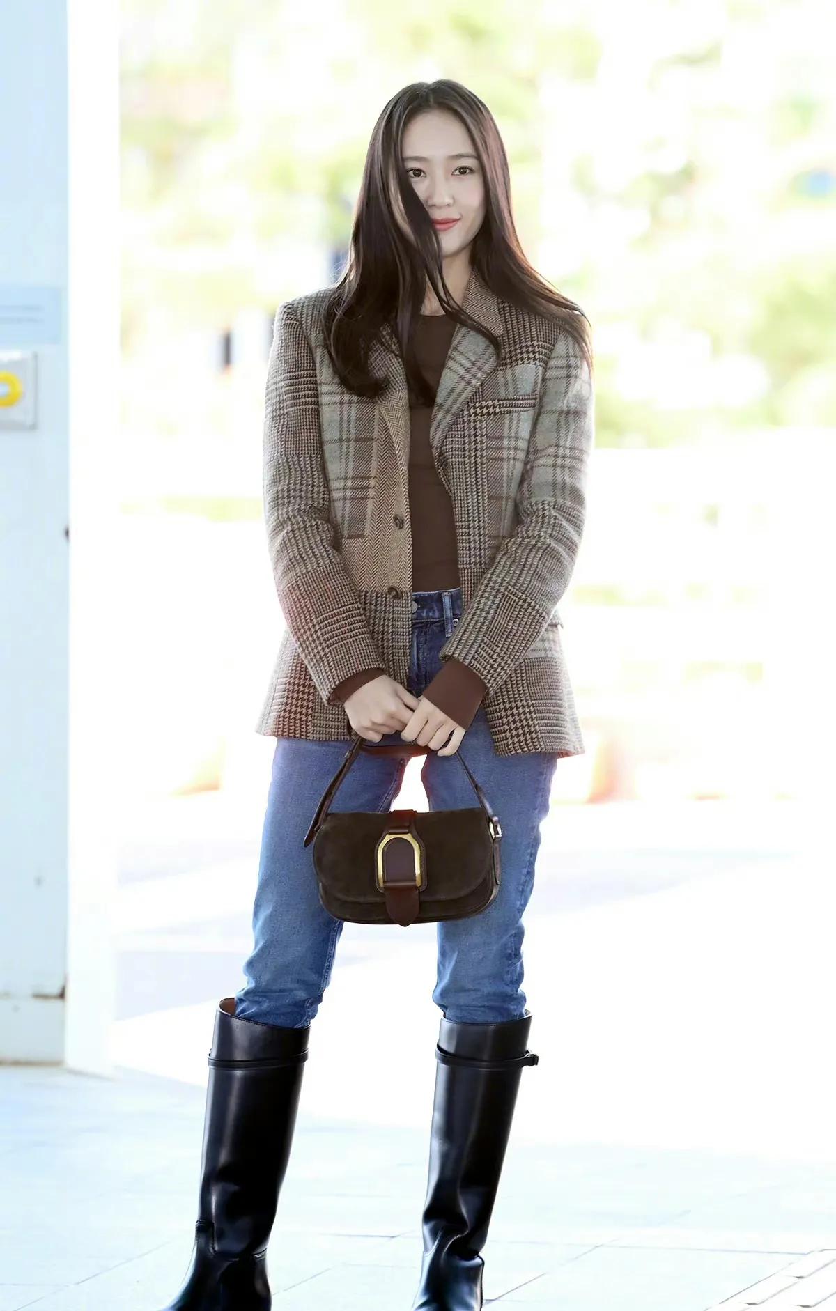 郑秀晶衬衫牛仔裤搭配,郑秀晶穿搭小白鞋条纹t恤