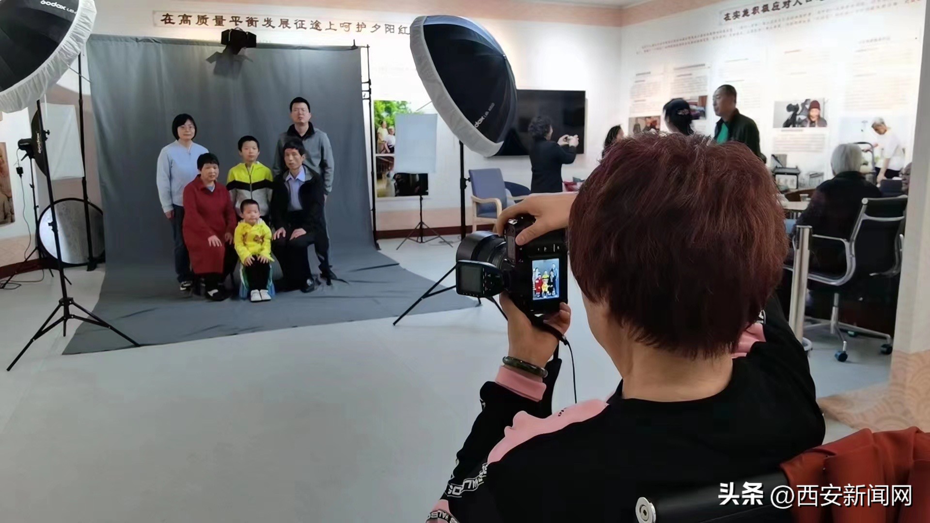 为老人拍照定格幸福,关爱夕阳老人摄影照