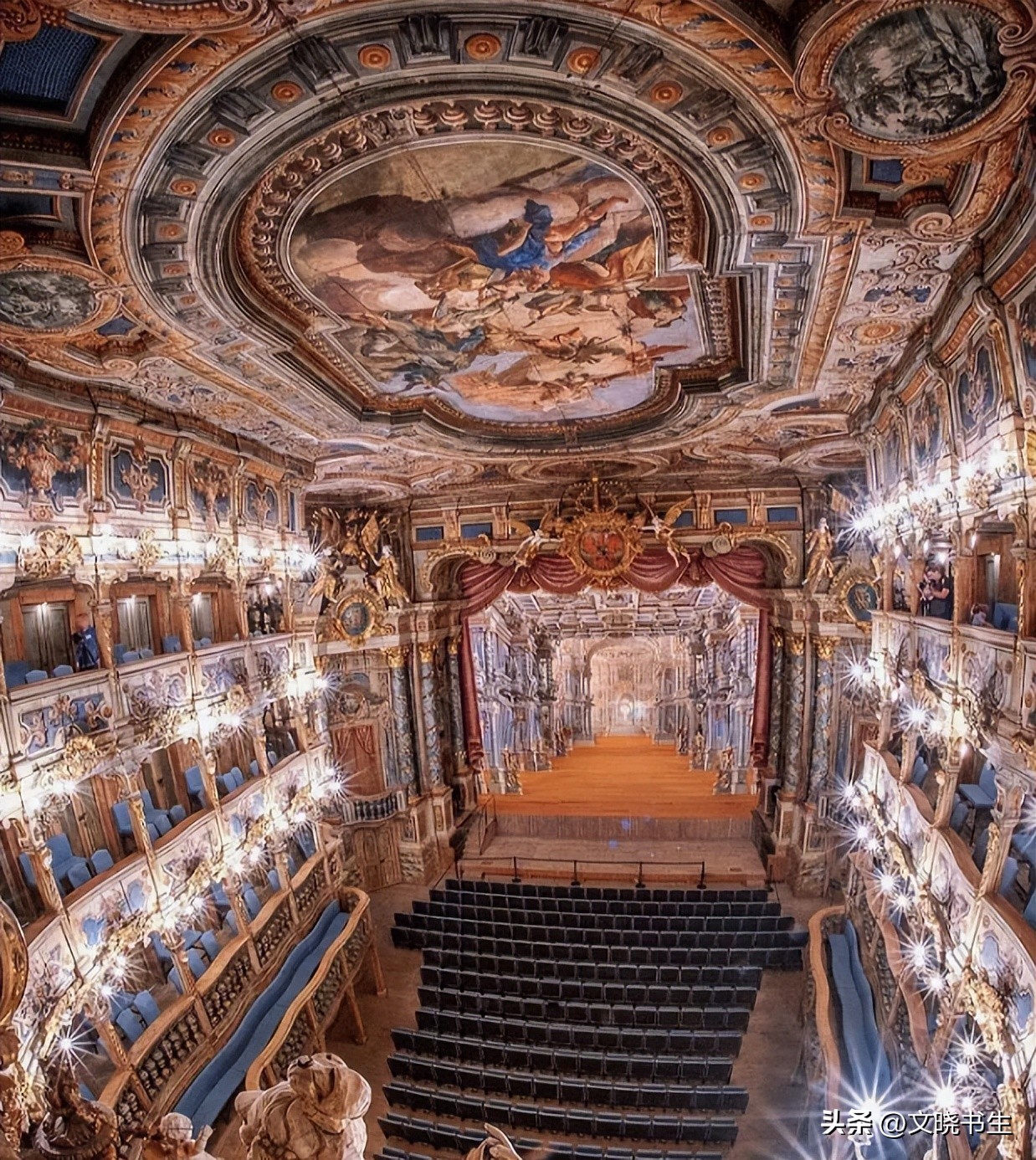 在哥达王朝时期的建筑中,哪些特征体现了该时期独特的空间构成