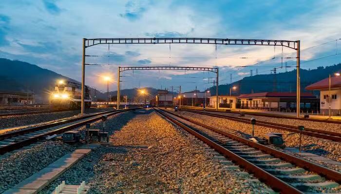 无缝钢轨防止热胀冷缩的原因,无缝钢轨如何解决热胀冷缩