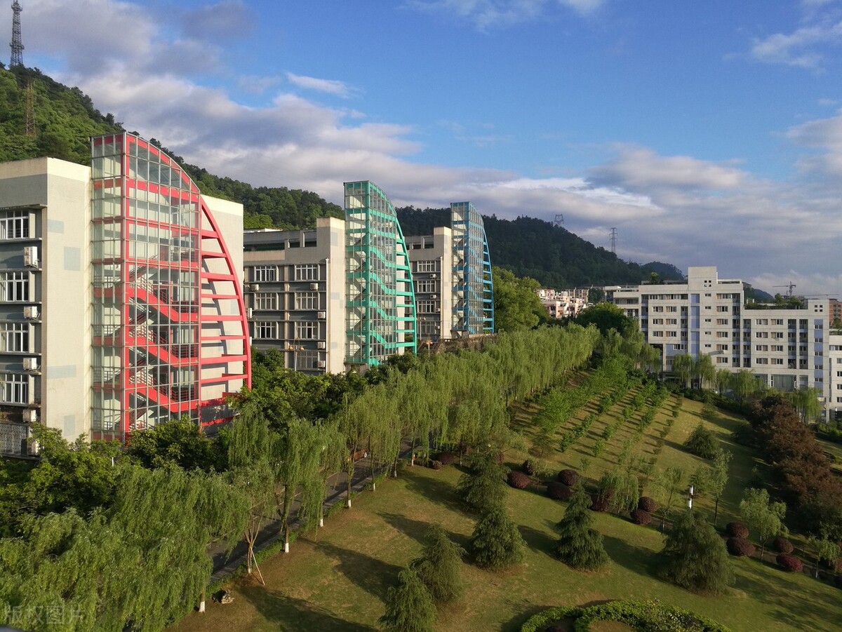 二本院校为啥要超一本线,有些二本院校为什么分数那么高