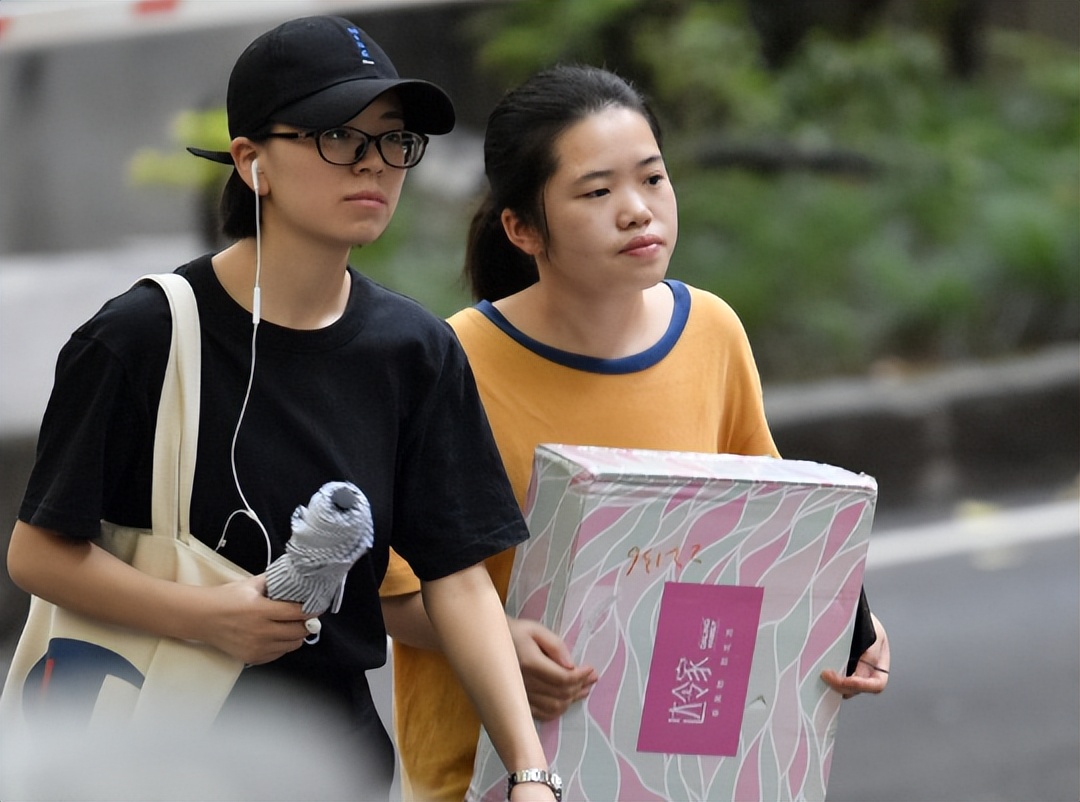 临近考试，大学生到“拼夕夕”求助专业卖家，东问西问就是不下单