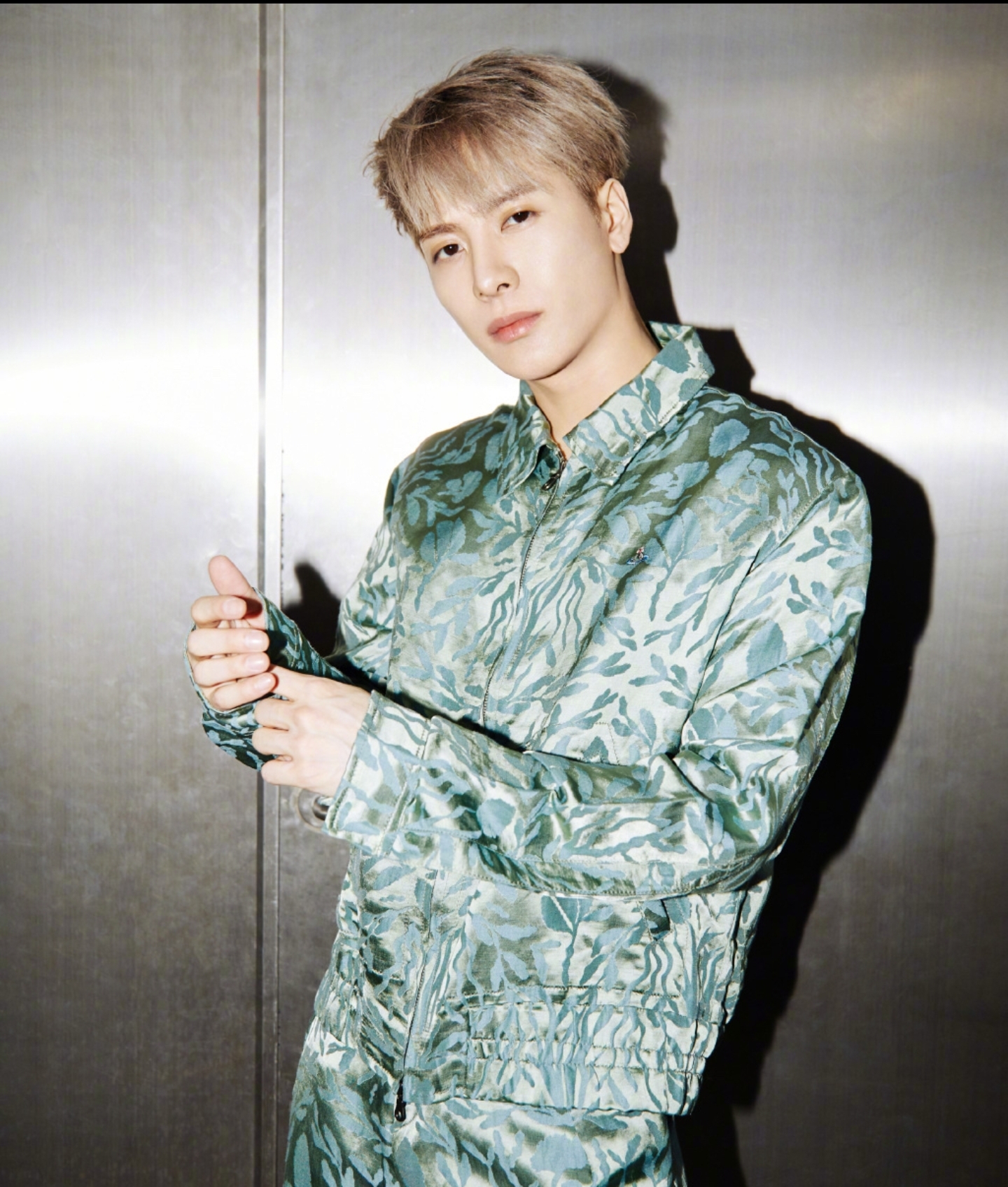 国内22岁男星被曝同时交往9个女友,当红男星遭爆出丑闻