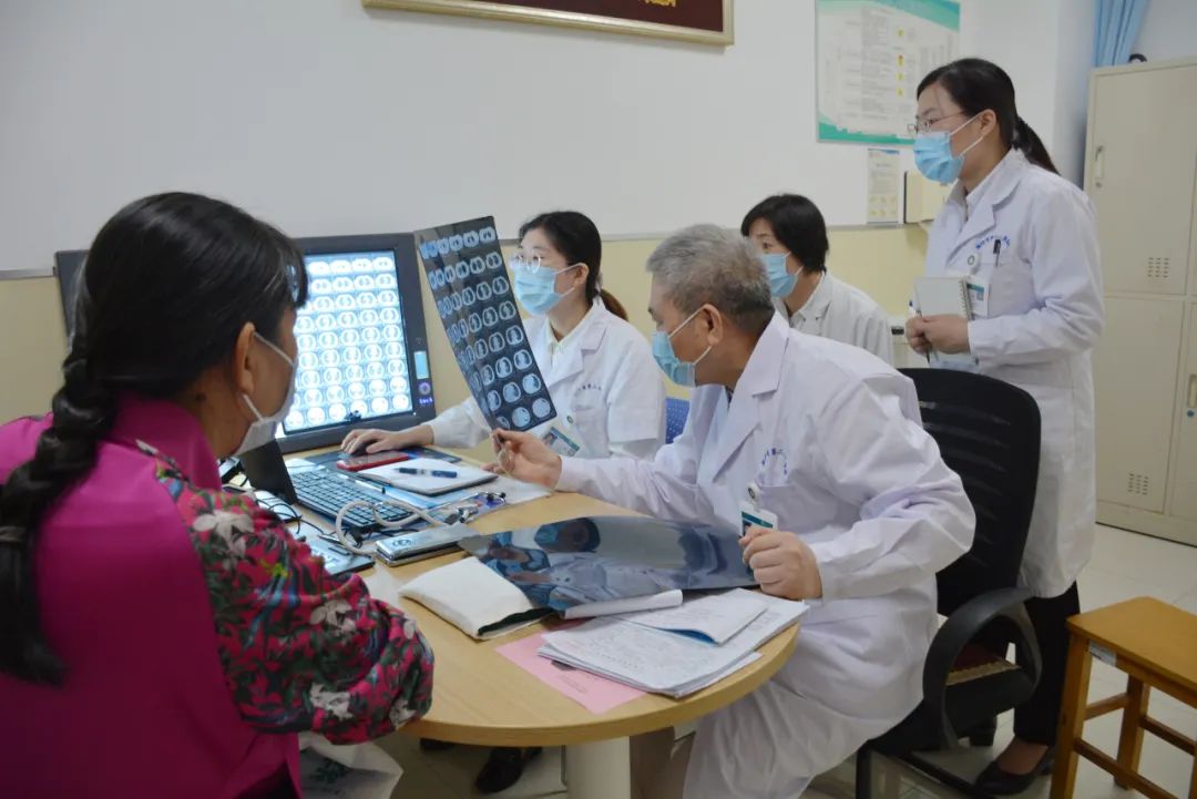 「承岐黄薪火传中医文化」潍坊市第二人民医院成功举办全国名老中医药专家陶凯传承工作室揭牌暨拜师仪式