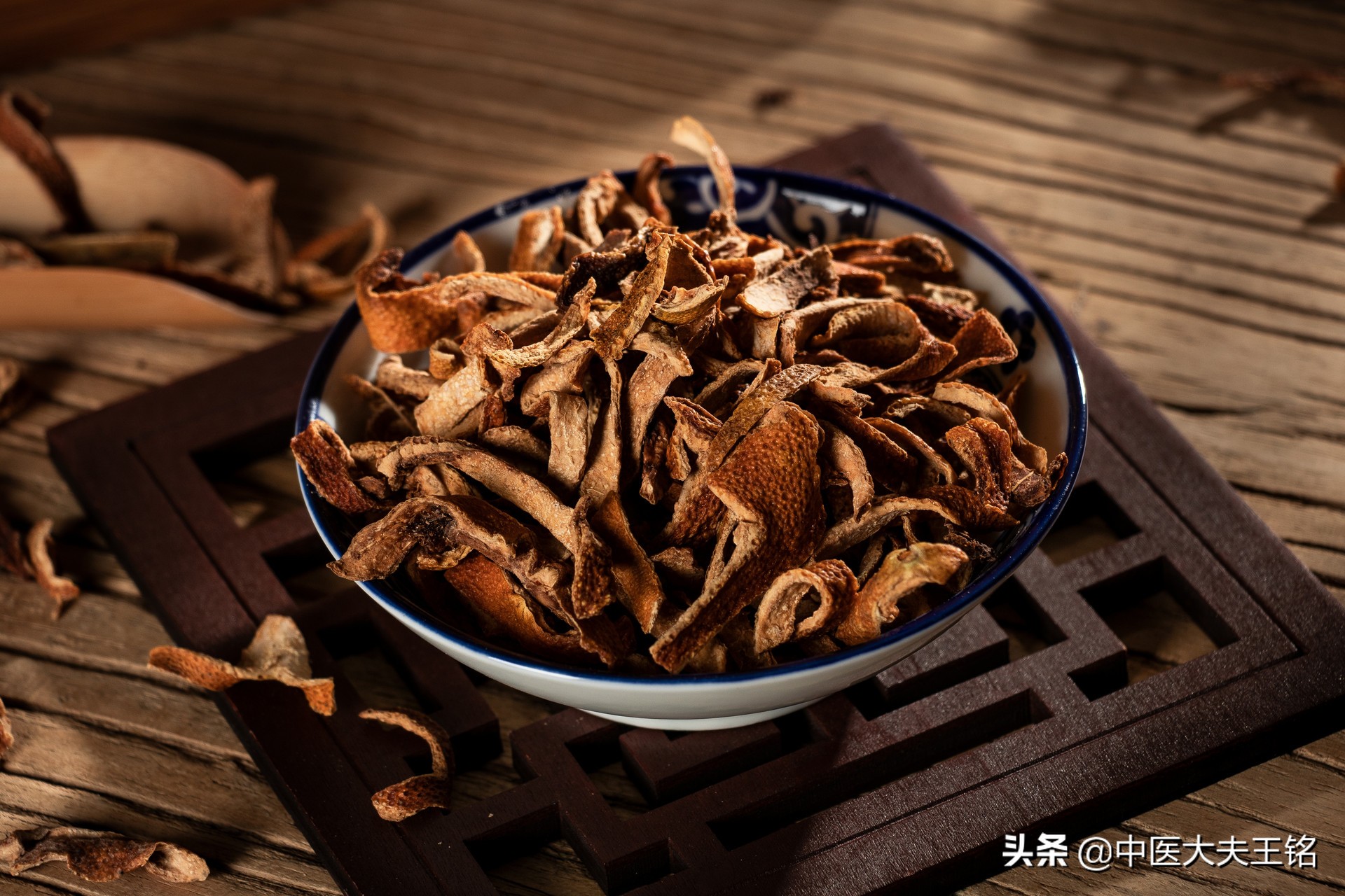 大腿手臂长疙瘩是怎么回事,胳膊和腿上长了肉疙瘩怎么回事