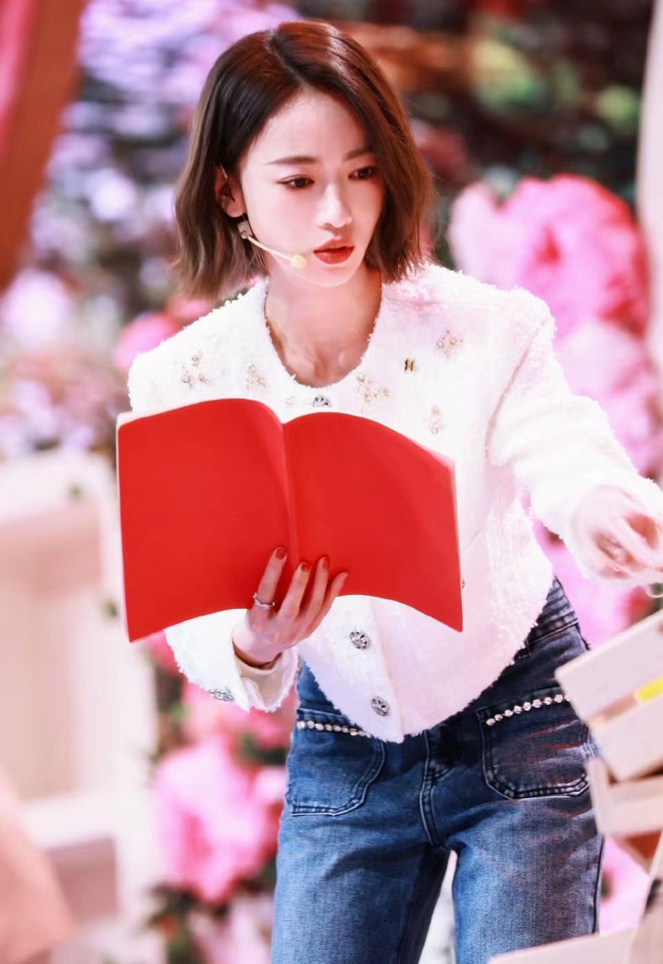 吴谨言演绎简约穿搭尽显青春活力,吴谨言外穿羊羔外套牛仔卷边裤