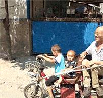 突然冒出一片气泡,突然冒了小小的水泡泡