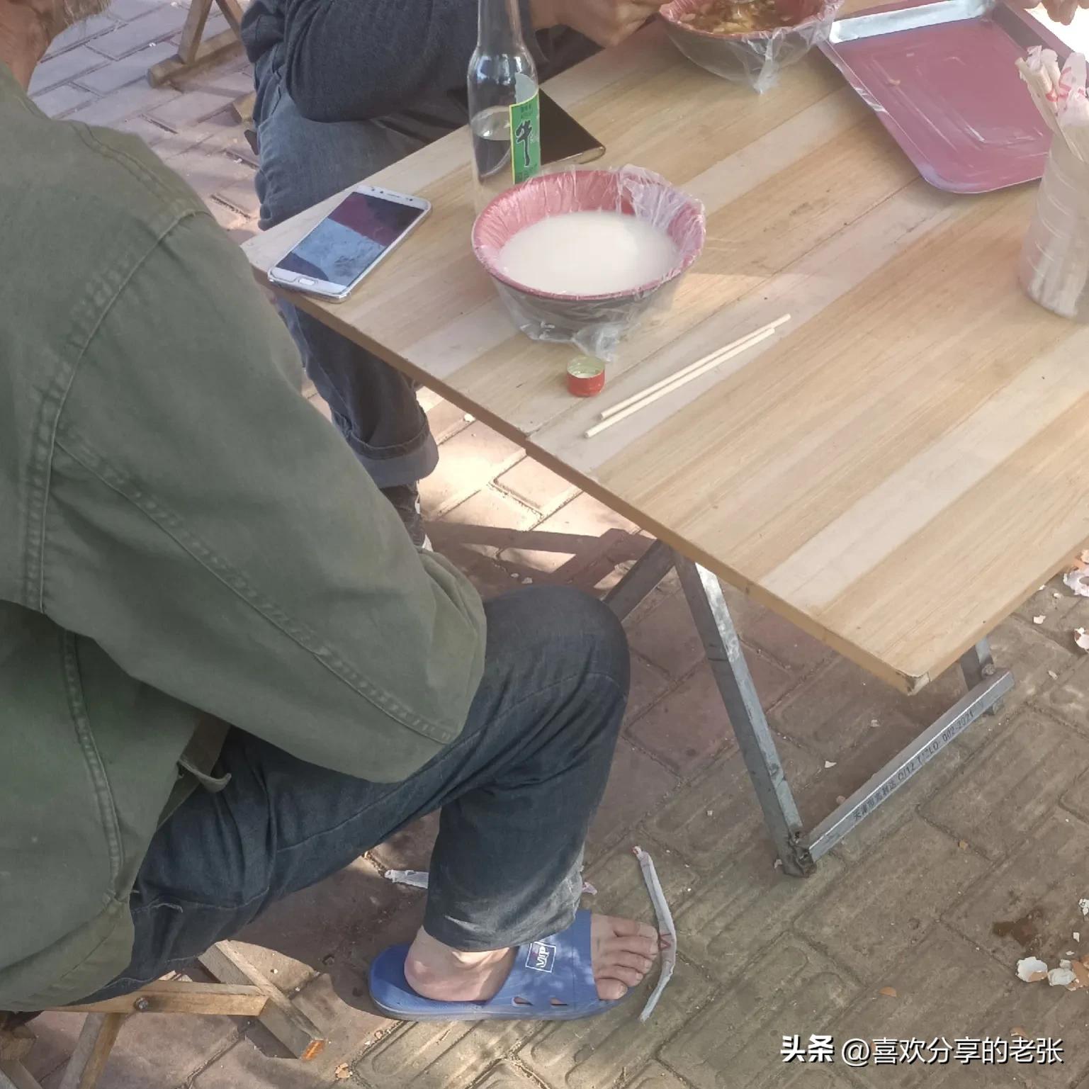 各位老板遇见这种如此爱喝酒的工人，你敢找他去干活吗？