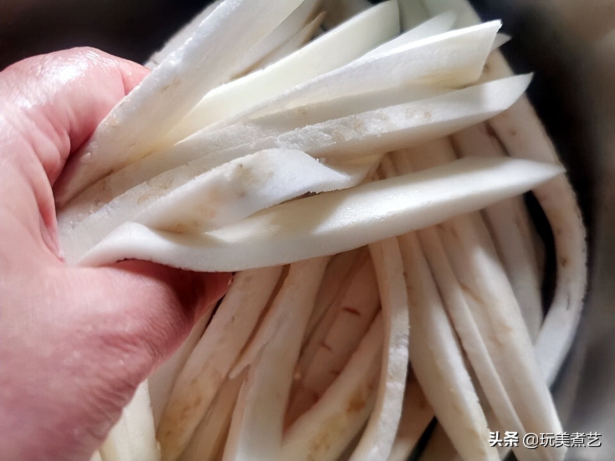 茄子这样做出来口感味道都很棒 (下饭软糯茄子)