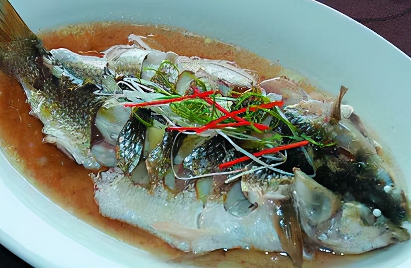 做清蒸鱼好吃简单的秘诀,清蒸鱼怎么做不用豉油