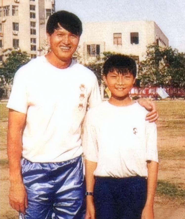 易建联妻子荆灵简历,易建联老婆荆灵是广东哪里人图片