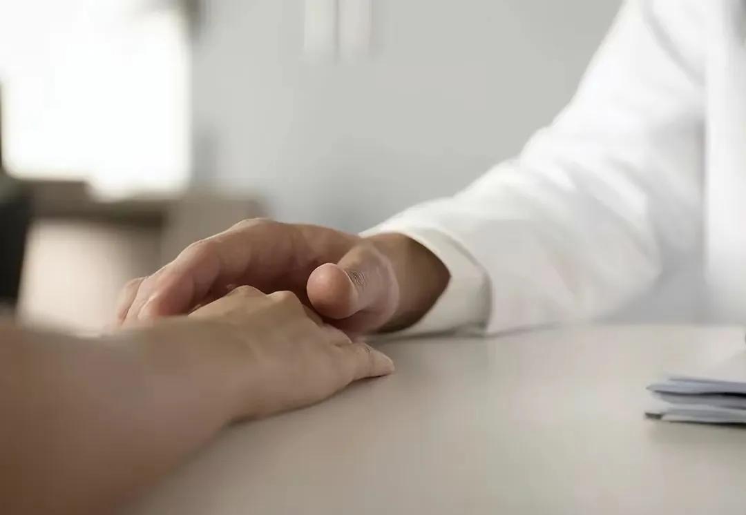 女子体检私密处遭60岁男医生吮吸，报警后不认账，唾液检测立功