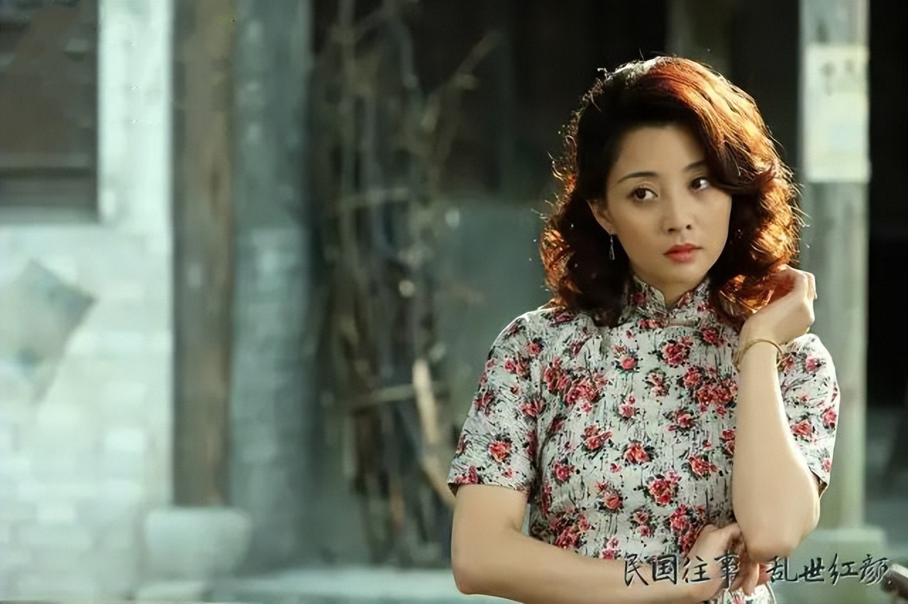 刘嘉玲关晓彤同框,穿旗袍大秀窈窕好身材