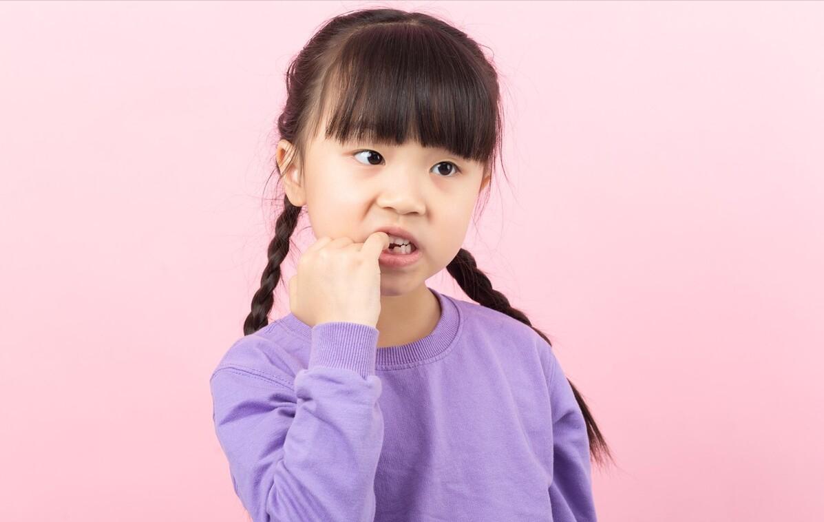 如何帮助孩子改掉啃手指的习惯,8岁儿童老用嘴啃手指是什么原因