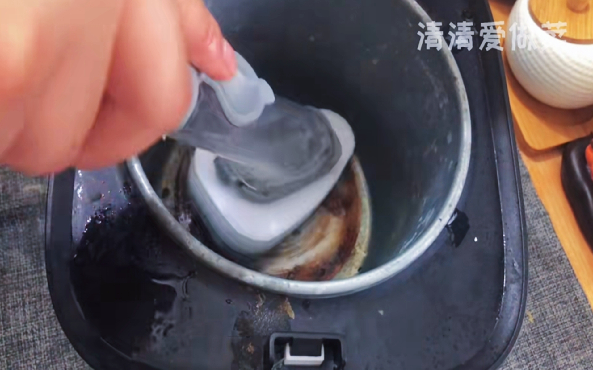 电饭煲上面好脏用什么去除,电饭煲顶部有脏东西