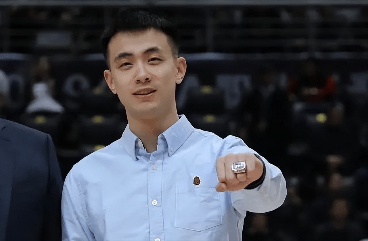 赵继伟三分张镇麟补扣,赵继伟从中场滑到三分线