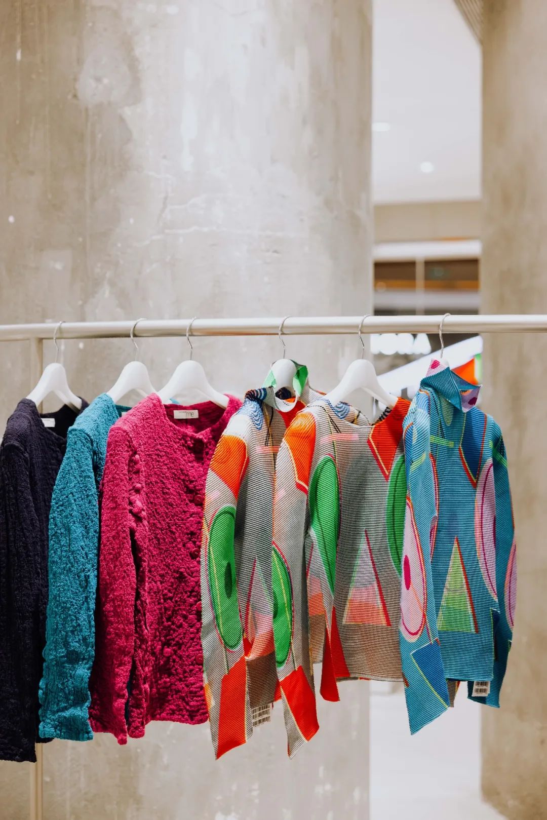 广州第①家「三宅一生」揭幕，这些超火单品拉满秋冬氛围感