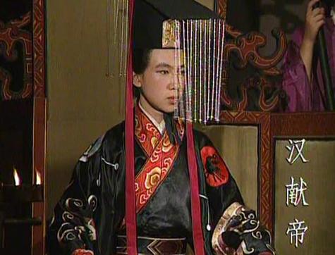 如果秦始皇穿越成为汉献帝，能夺回皇权结束东汉乱世吗？