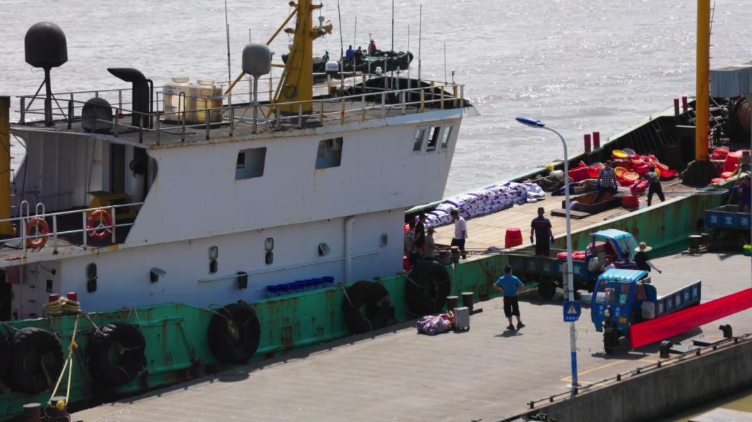 小伙子2万做水产生意一年赚3000万,90后创业水产的小伙子致富经