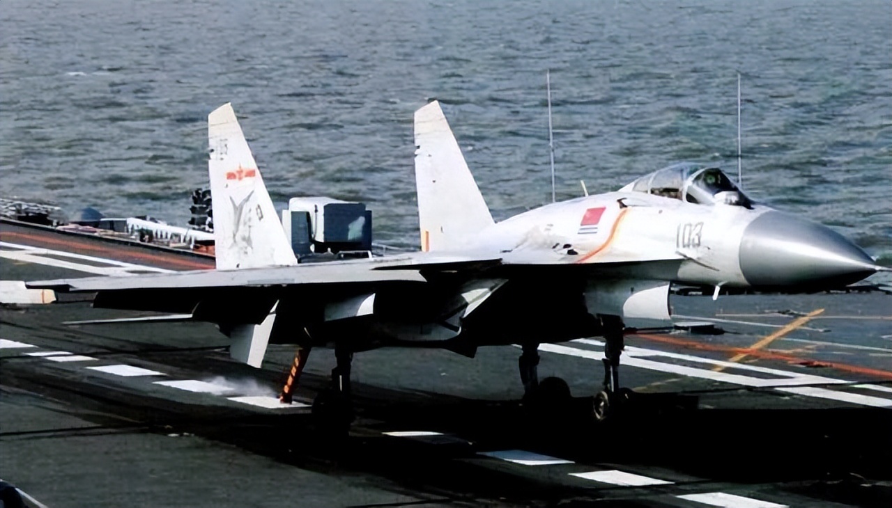 歼15对抗美军驱逐舰演练,歼15低空飞越美军驱逐舰视频