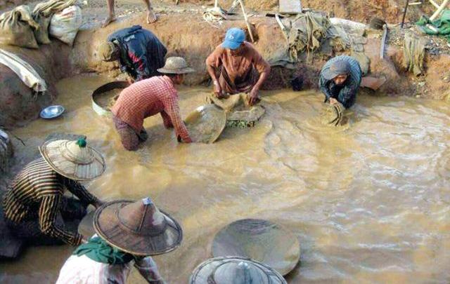 广西“上林帮”非洲淘金：每天如刀尖舔血，常备200克金子保命