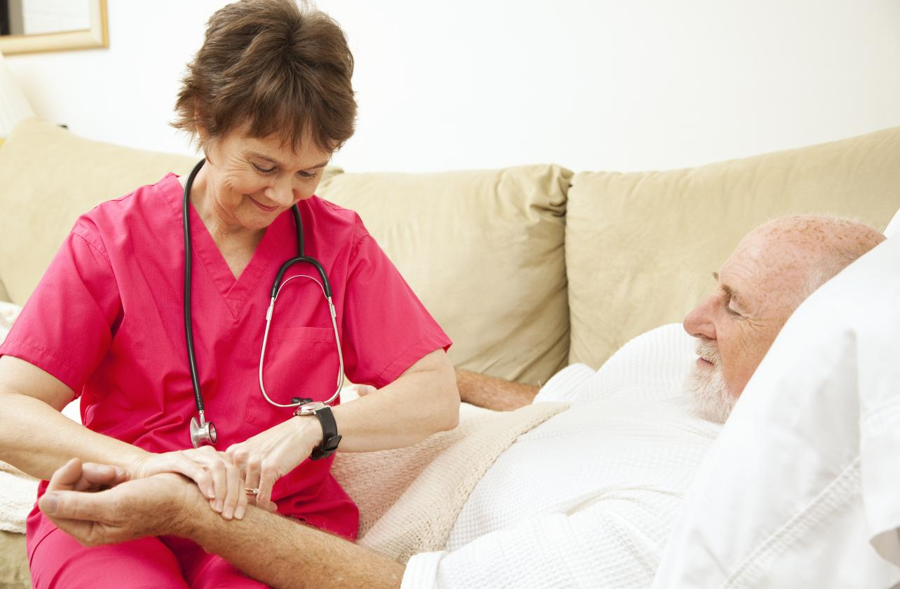 老人住院护工费能报销吗,长护险上门护理老人视频